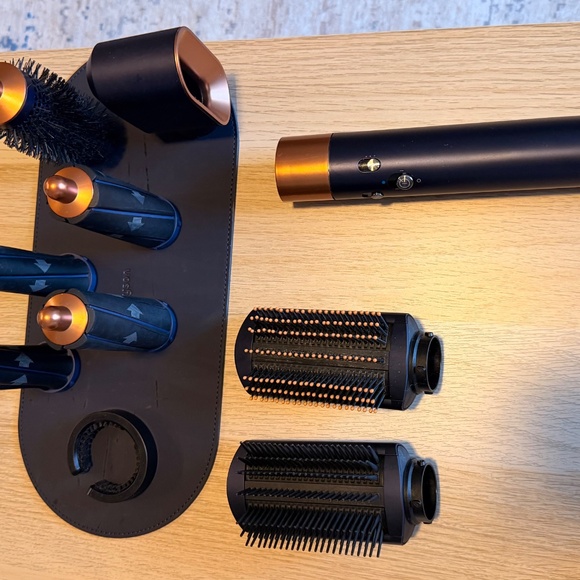 Dyson Airwrap Multi-Styler Complete Set - Picture 3 of 3